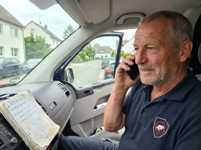 Jürgen Klostermann nimmt im Einsatzwagen einen Anruf entgegen
